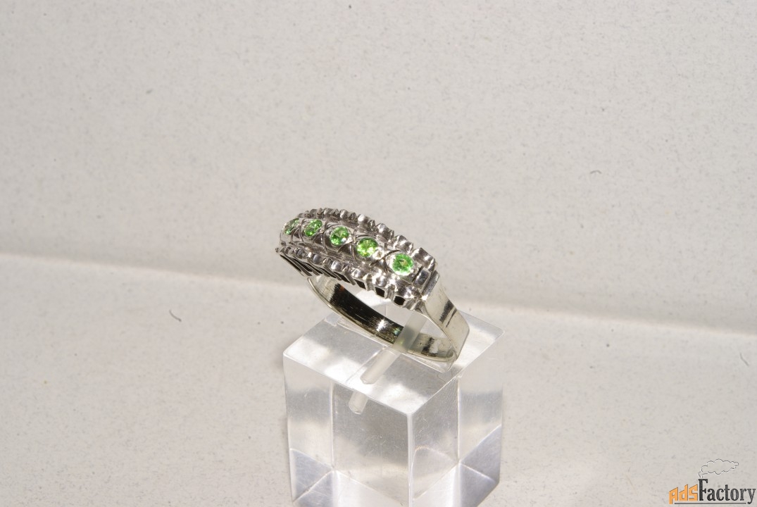 Серебряное кольцо с зелеными гранатами цаворитами