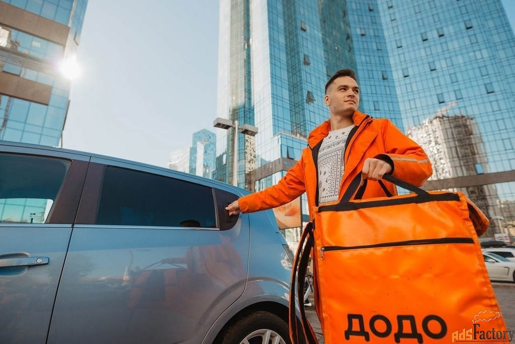 курьер на легковом автомобиле