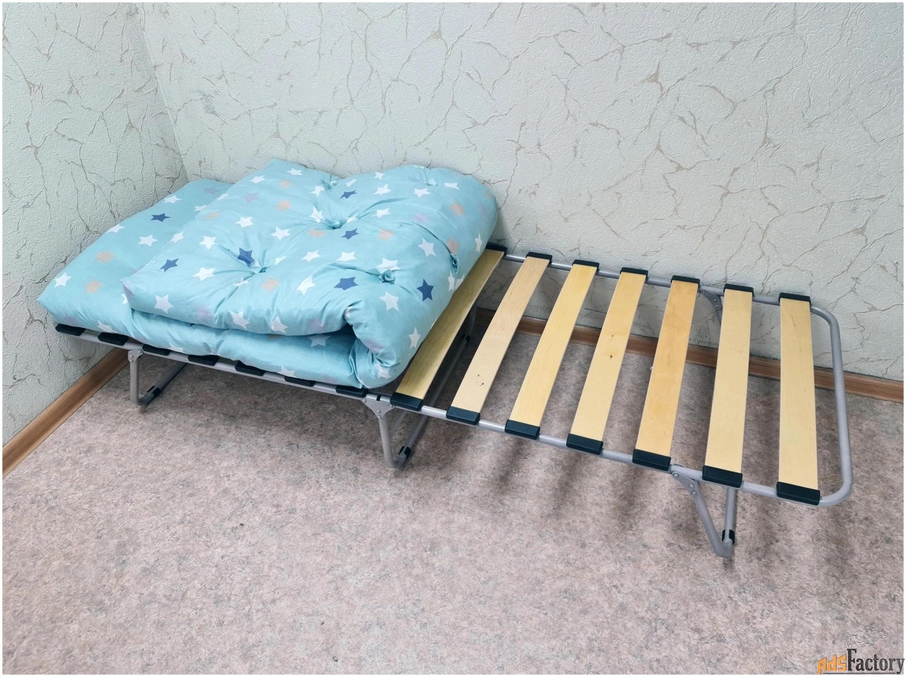 деревянная раскладная кровать на ламелях с матрасом