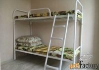 Кровати металлические двухъярусные с лестницей и ограждением «Арт 026»