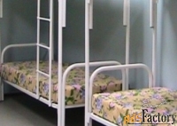 Кровати металлические двухъярусные с лестницей и ограждением «Арт 026»