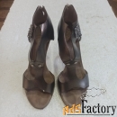 Босоножки женские на каблуке,кожаная, с брошью,Италия