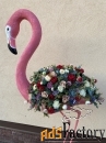 Фламинго c дополнительным декором из цветов и перьев