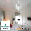 Глянцевый натяжной потолок установка в Омске