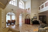 дом 689.5 м² на участке 11 сот.