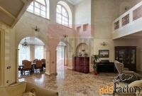 дом 689.5 м² на участке 11 сот.