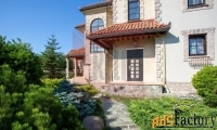 дом 689.5 м² на участке 11 сот.