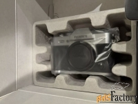 Беззеркальная камера FUJIFILM X-T30 II с серебристым объективом 15–45