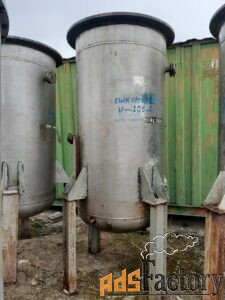 продаются емкости нержавеющие, объем — 1 куб. м.