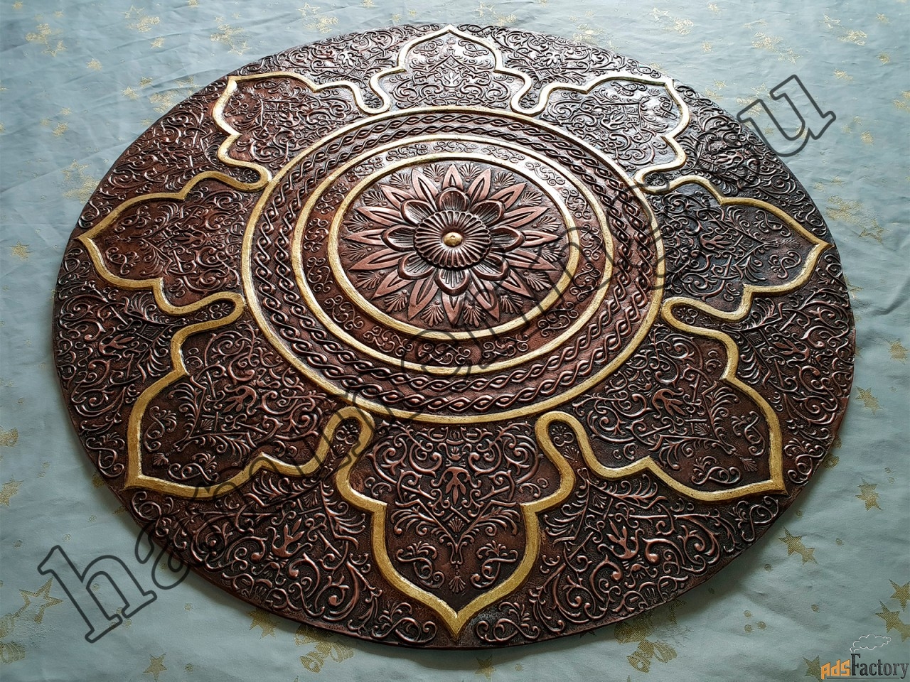 Артель металл. Металлическое украшение круглое. Художественно декоративная Артель. Тарелки в Восточном стиле чеканка. Узбекская чеканка.