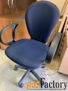 Продается офисное кресло с подлокотниками