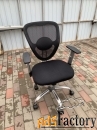 Продается офисное кресло с подлокотниками