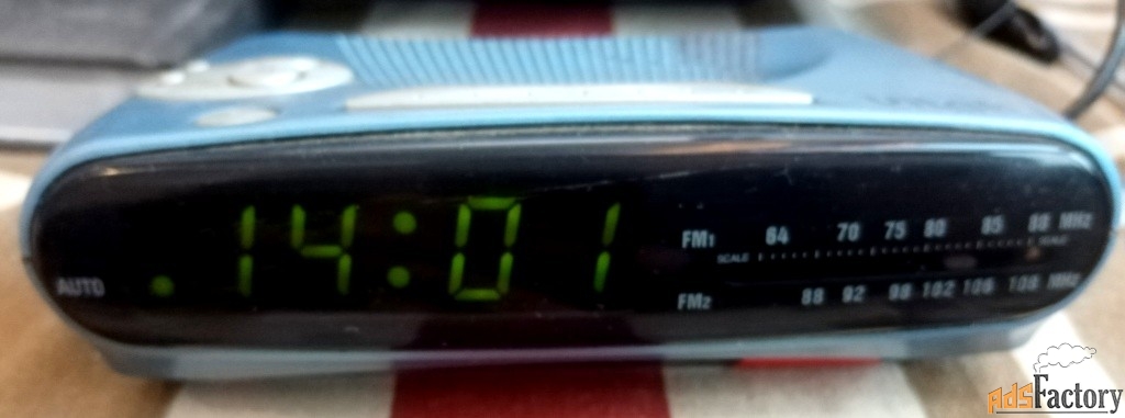 Продаю электронные часы-будильник с FM-радио Vitek модель VT-3501