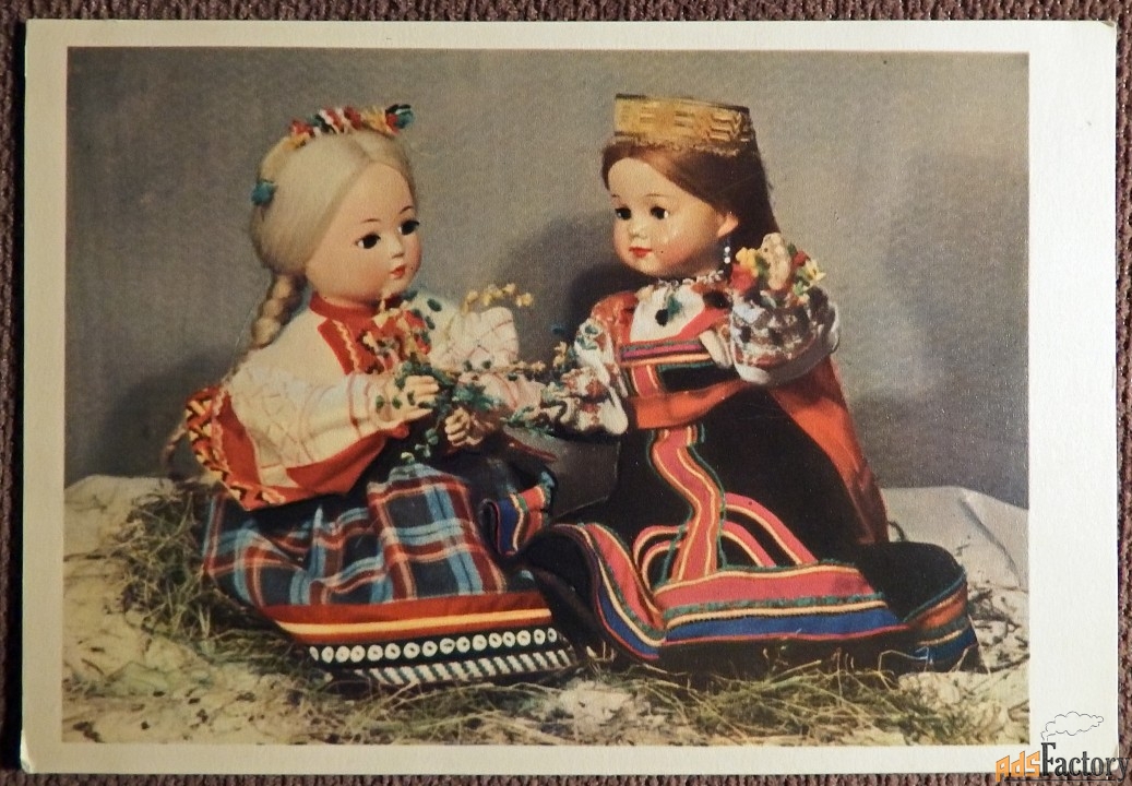 Открытка. Спасская. Плетение венков. Куклы. 1964 год