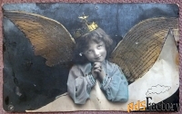 Антикварная открытка Девочка в короне. Ангел. Блестки