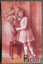 Антикварная открытка Девочка у вазы с букетом