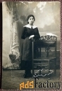 Антикварная открытка Девушка у кресла