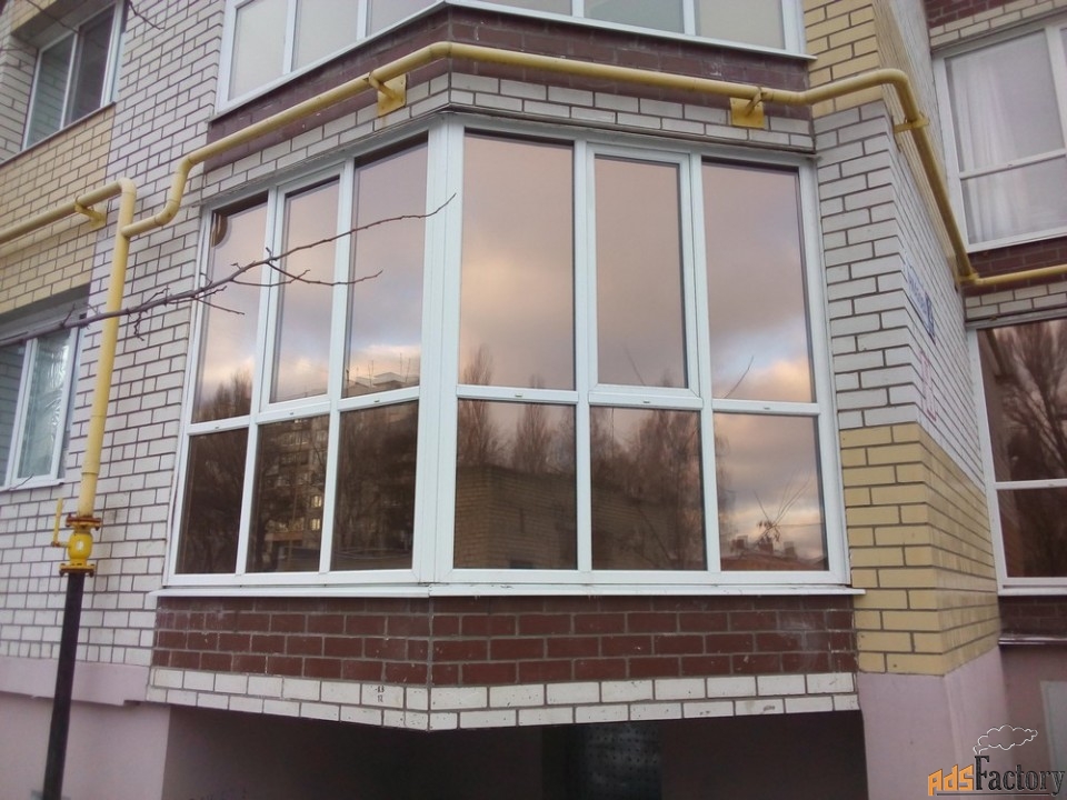 Пленка на окна балкона. Зеркальная тонировка балкона. Тонированные пластиковые окна. Балкон с тонированными стеклами. Зеркальная тонировка на окна.