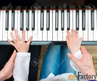 уроки игры на фортепиано и синтезаторе.