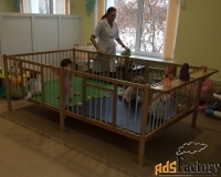 большой деревянный манеж для детских учреждений