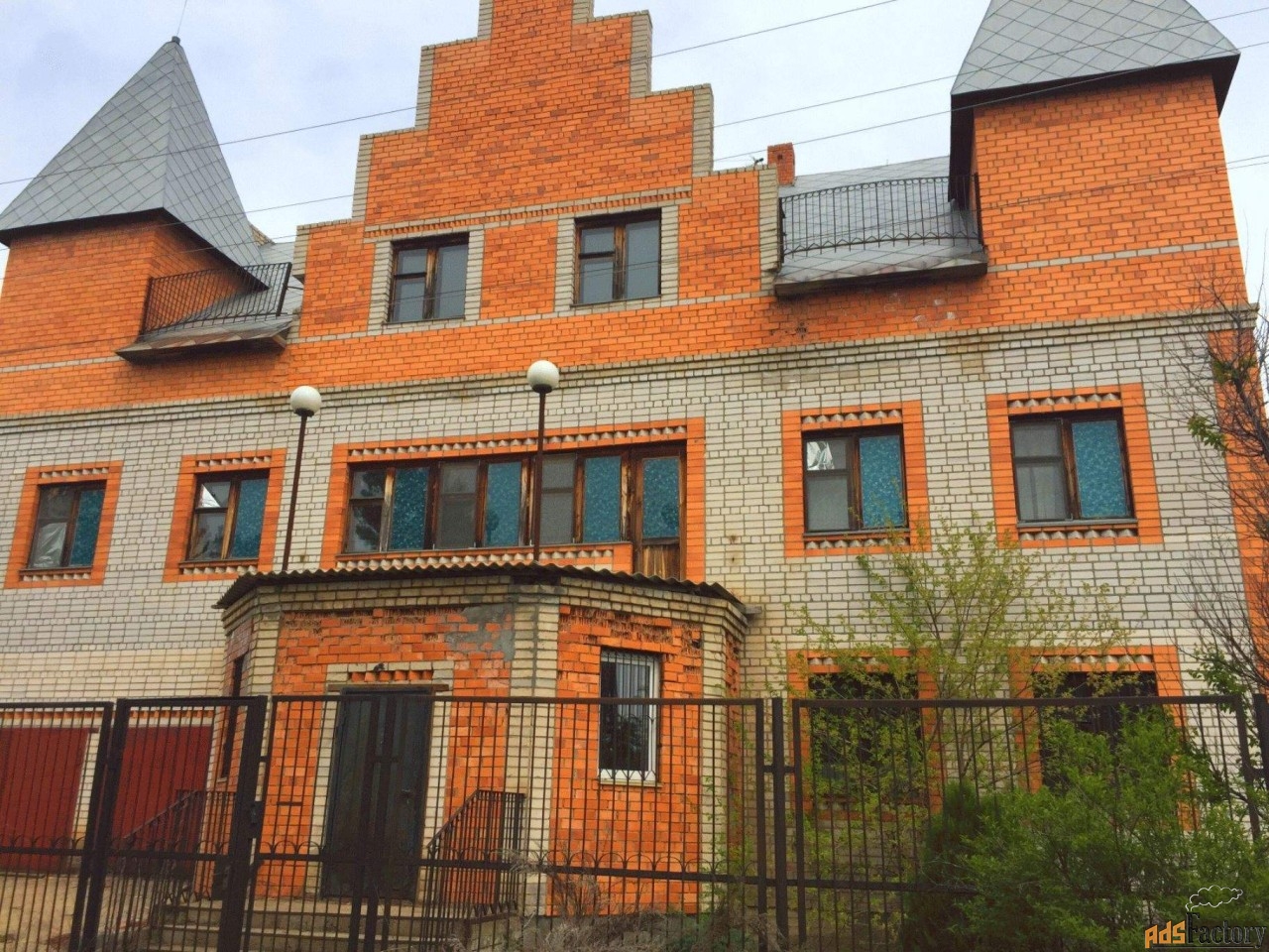 дом 608.1 м² на участке 21.8 сот.