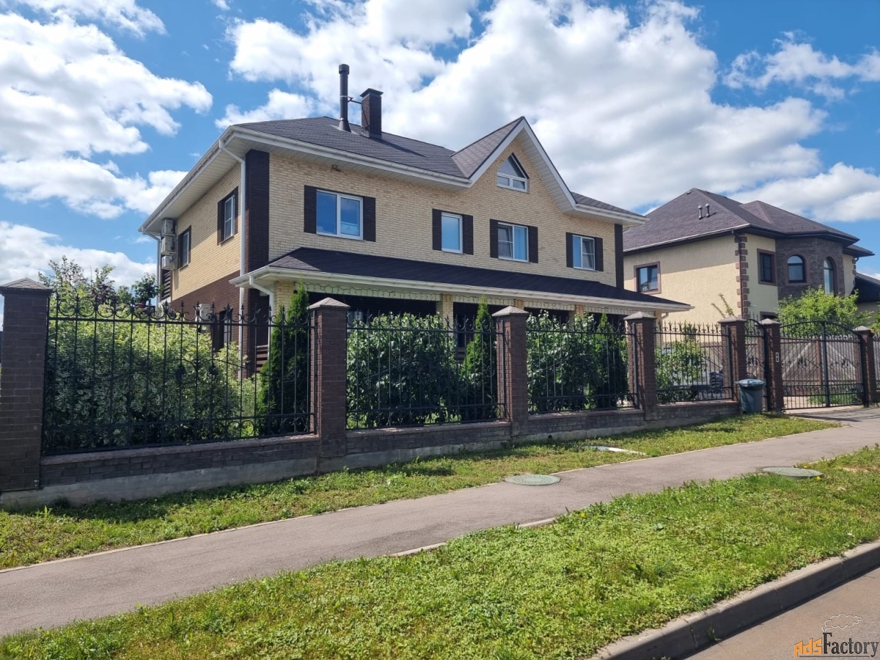 коттедж 246.8 м² на участке 10.5 сот.